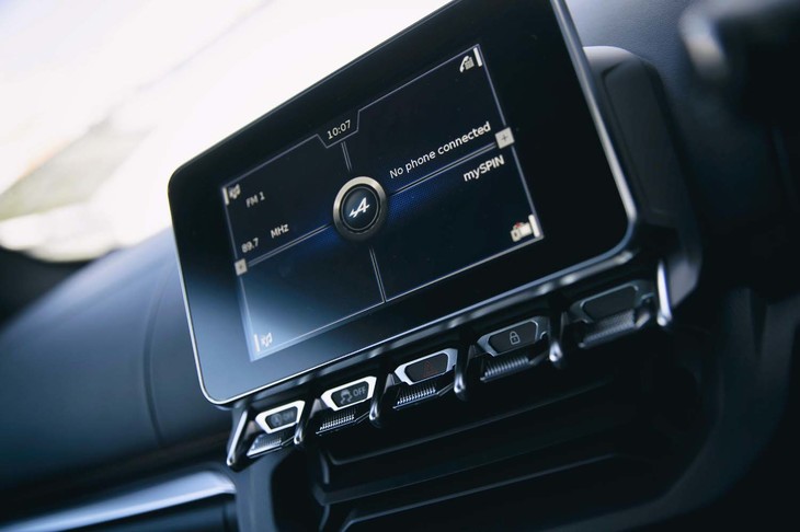 インストゥルメントパネル中央の7インチモニター。カーナビ機能は備わらないが、ストップウオッチやGメーター、パワーメーターなどが表示できる。