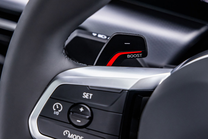 左のシフトパドルを長引きすることで、すべてのパワートレインとシャシーシステムを最もスポーティーな設定に切り替えられる「Mスポーツブースト機能」が備わる。
