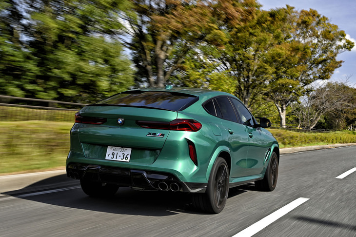 一定の条件下においてステアリングホイールから手を放しての走行が可能になる「ハンズオフ機能付き渋滞運転支援機能」や、「ドライビングアシストプロフェッショナル」など、運転支援システムの充実ぶりもマイナーチェンジされた「X6」セリングポイント。最高出力625PSを誇る「Mコンペティション」の0-100km/h加速は3.9秒と発表されている。