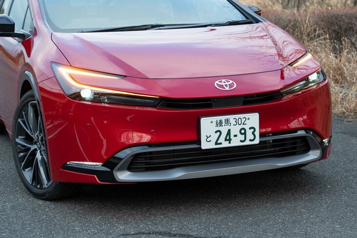 C字型のデイタイムランニングライトがフロントまわりを印象づける。ウインカーもC字型。