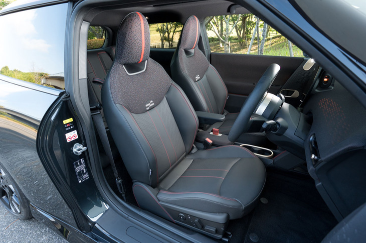 「JCW」専用のスポーツシート。運転席・助手席ともに電動調整機構が備わり、さらに運転席にはドライビングポジションのメモリー機能やマッサージ機能も備わる。
