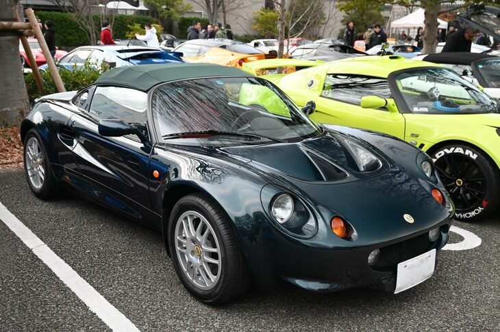 1995年のフランクフルトショーにおいて、新世代のロータスとして登場した「エリーゼ」。改良を繰り返しながら2021年まで生産されるロングセラーとなった。初期のモデルは特に軽量で、車重は約700kgしかなかったという。