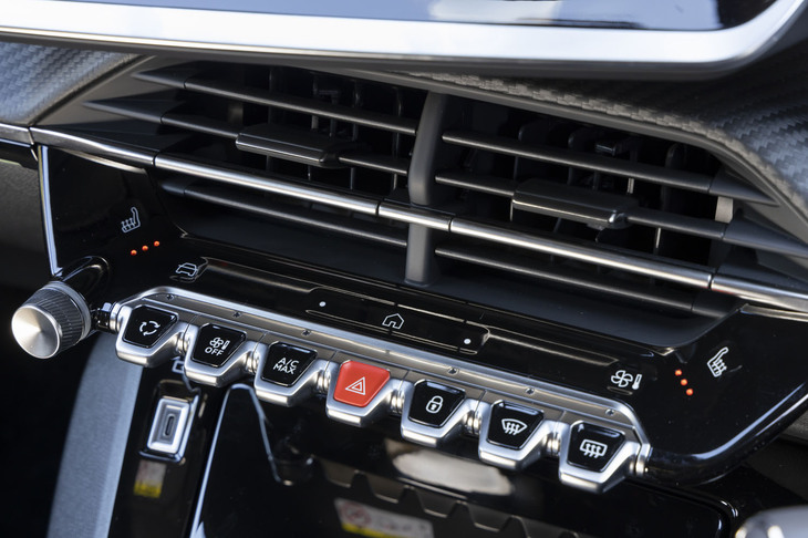 ダッシュボードに並んだ鍵盤状のスイッチ類は従来どおりだが、その奥に新しいインフォテインメントシステム用のホームボタンなどのスペースをねん出している。