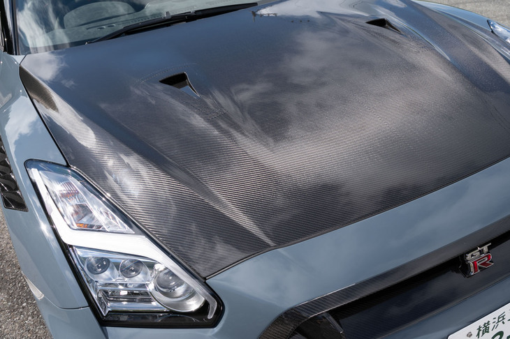 前後バンパーをはじめとした外装パーツの多くはカーボン製。特にボンネットはクリア塗装だけのむき出しだ。