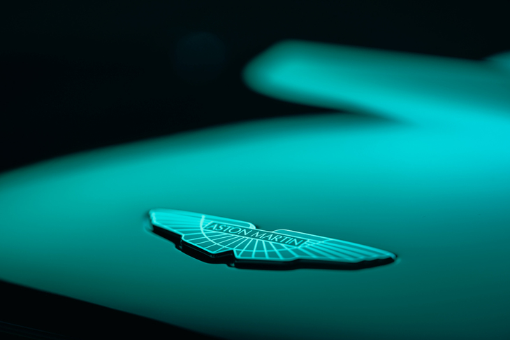 アストンマーティンDBS770アルティメット（エンブレム「アストンマーティン・ウイング」）