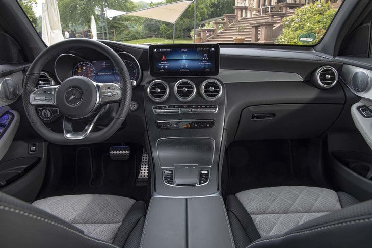タッチパッド付きのステアリングホイールや12.3インチのセンターディスプレイが備わるインテリア。写真は「GLC300d 4MATIC」のもの。