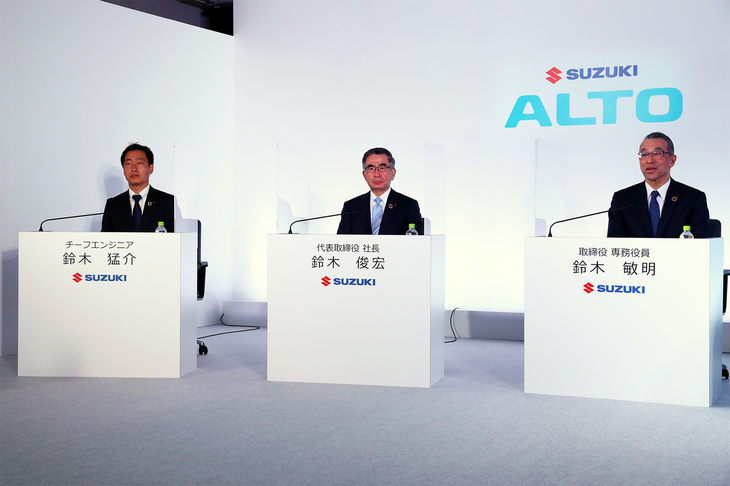 質疑応答に臨む発表会の参加者。左からチーフエンジニアの鈴木猛介氏、鈴木俊宏社長、鈴木敏明専務。