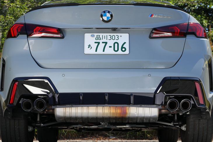 【BMW M235 xDriveグランクーペ】
	ボディーサイズ：全長×全幅×全高＝4550×1800×1435mm／ホイールベース：2670mm／車重：1590kg／駆動方式：4WD／エンジン：2リッター直4 DOHC 16バルブ ターボ／トランスミッション：7段AT／最高出力：300PS（221kW）/5750rpm／最大トルク：400N・m（40.8kgf・m）/2000-4500rpm／タイヤ：（前）235/40R19 96Y XL／（後）235/40R19 96Y XL（グッドイヤー・イーグルF1アシメトリック6）／燃費：12.6km/リッター（WLTCモード）／価格：734万円
	
	【取材時の燃費データ】
	テスト距離：498.1km（市街地1：高速道路7：山岳路2）／使用燃料：48.1リッター（ハイオクガソリン）／参考燃費：10.3km/リッター（満タン法）／10.8km/リッター（車載燃費計計測値）