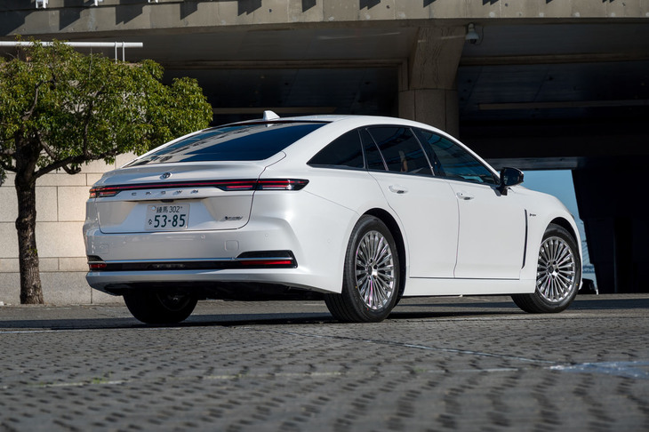 パワートレインは2.5リッターハイブリッドと水素燃料電池の2タイプ。写真は後者を主体にお届けする。