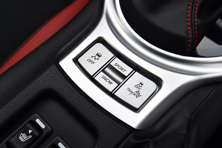 
	足まわりの改良に合わせ、VSC（横滑り防止装置）の制御も変更された。「TRACK」モードの選択やVSCのカットは、センターコンソールのスイッチで行う。
	