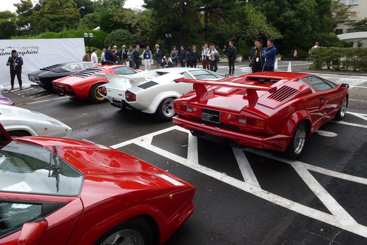 「カウンタック」の一群。