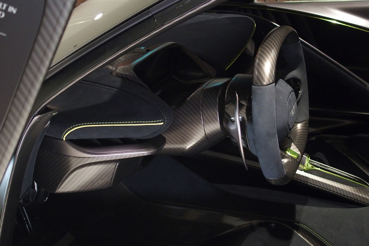 アストンマーティン・ヴァルハラ（ステアリングホイール）