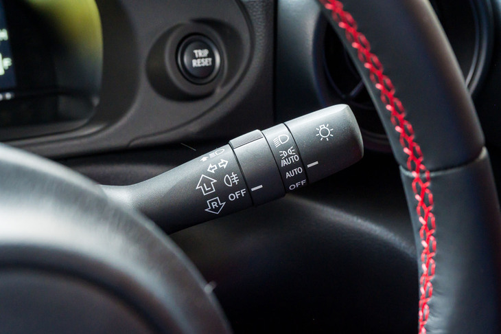 ウインカーレバーは倒した先で固定される方式に変わった。以前のソフトタッチ式は手動で戻すときの中立ポイントが分かりづらく、誤操作が多かった。