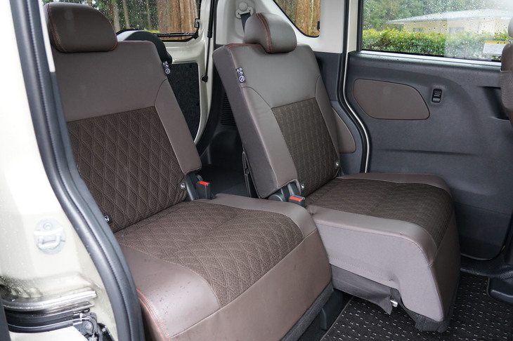 リアシートのスライド量は320mm。写真は手前のシートを最も後ろに、奥を最も前にしたところ。