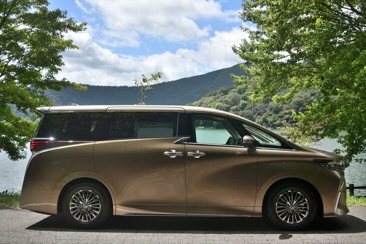 空間効率を追求するミニバンは、とにかくボディーが四角く、車体の裾まで目いっぱいにボディーを広げている車種が多い。そのため、「シルエットをタイヤへ向けて収める」「タイヤを張り出させてスタンスをよく見せる」といったデザイン手法が、ほとんどとれないのだ。（写真：峰 昌宏）