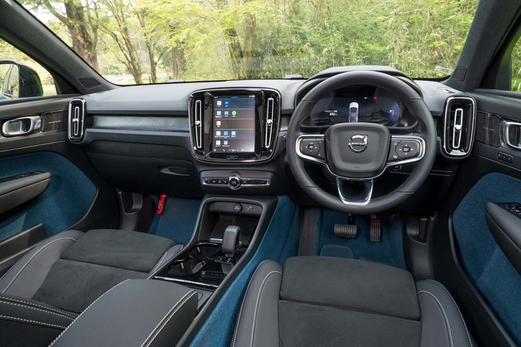 縦型のセンターディスプレイを中心としたインテリアは既存のボルボ車でもおなじみの眺め。インテリアカラーはチャコールのみの設定。