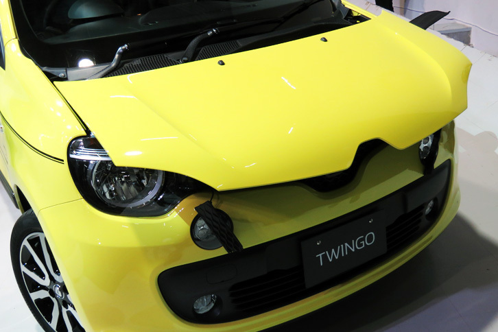 「ルノー・トゥインゴ」のボンネットフードをスライドさせたところ。