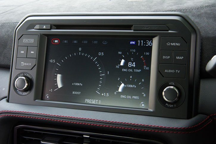 ダッシュボード中央の8インチディスプレイには、カーナビゲーションやインフォテインメント関連の機能に加え、ブースト計や油圧計、水温計などのメーター表示、タイムロガーなど、さまざまな機能が備わっている。