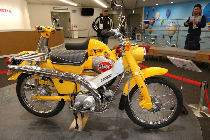 2階ロビーに展示されていた「CT50」（1968年）。「スーパーカブC50」をベースに開発された派生車。二輪初の副変速機「スーパートルク」の採用により大量積載や登坂性能を磨いたモデル。山間部での使用を意識し、エンジンを守るクランクケースプロテクターや排気位置を高めたマフラーといった特徴的なエクステリアを持つ。