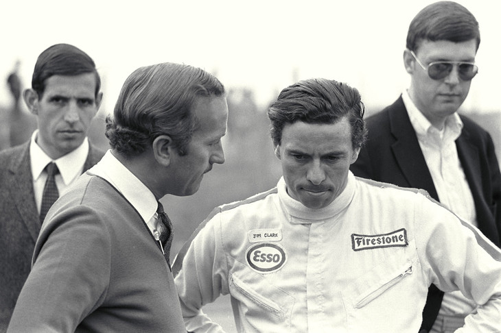 チーム・ロータスの代表コーリン・チャップマン（左）とクラーク。クラークは、9年にわたるF1のキャリアのすべてをロータスで過ごした。