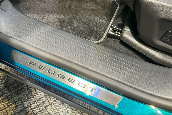 プジョー3008（ドアエントリーモール）