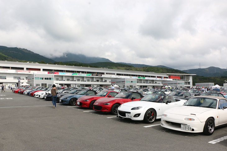 2回目となる「Be a driver. Experience at FUJI SPEEDWAY」には、全国各地より愛車とともにマツダファンが集結。天候にも恵まれたイベント日和となった。