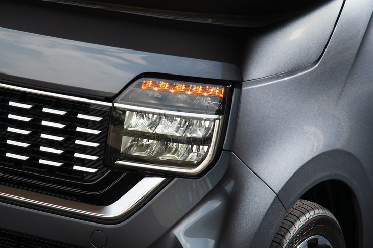 「カスタム」に標準装備されるスクエアなLEDヘッドランプ。上部のウインカーはシーケンシャルタイプとなっている。