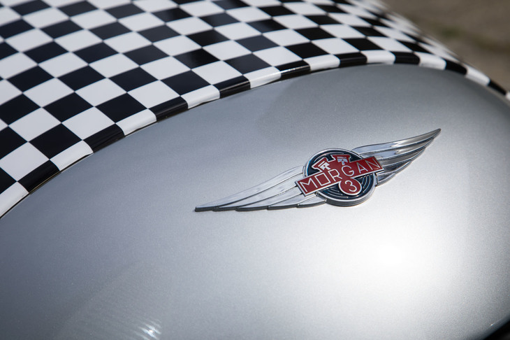 モーガンは1909年に誕生したイギリスの自動車メーカー。古式ゆかしき、職人の手作業によるクルマづくりを今日に伝える、希有（けう）な存在だ。