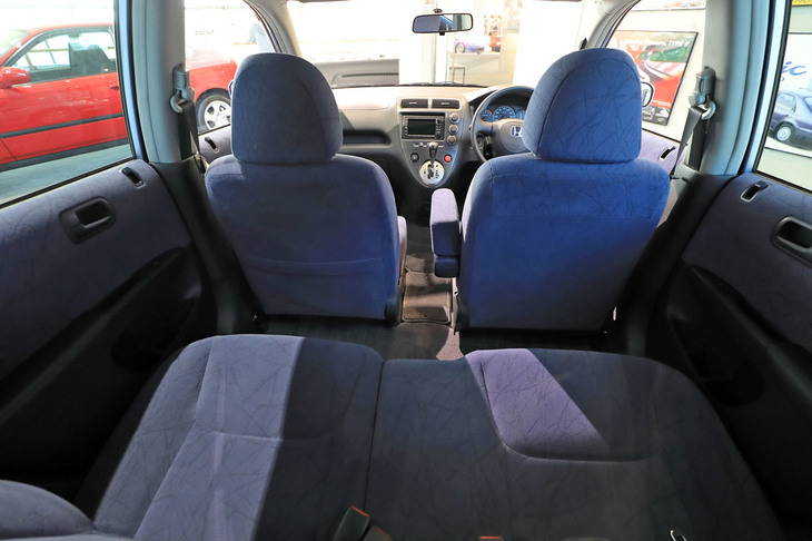 左右方向だけでなく、センターアームレストをたためば前後席間のウォークスルーも可能。床面は前から後ろまで、完全な“フラットフロア”となっていた。