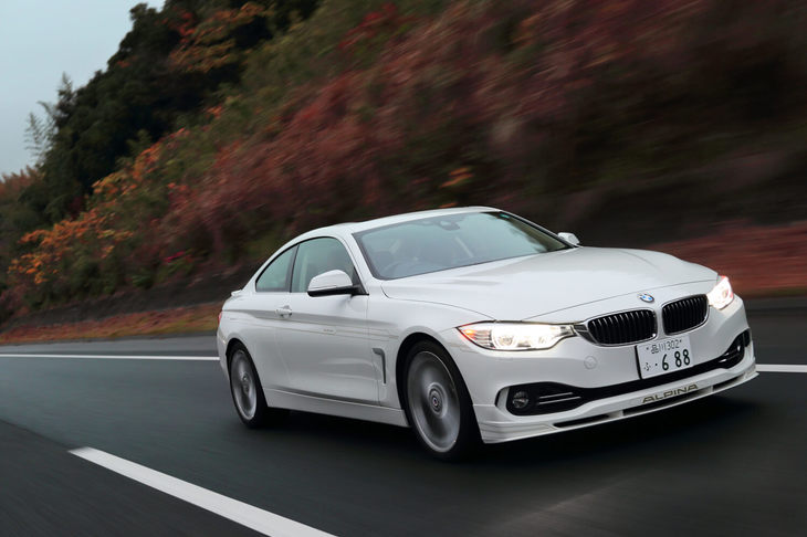 エクステリアでは専用のフロントスポイラーとリアスポイラー、リアバンパースカートを装備。控えめなデザインでありながら、確かなエアロダイナミクス性能とエンジンのクーリング性能を実現している。