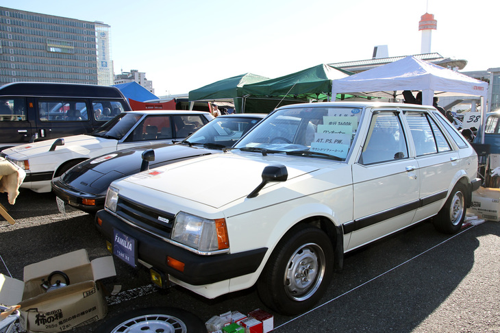 マツダのマイナー旧車乗りの集いという「マツダプレミアムコレクション」。手前の1983年「ファミリア5ドア1500XE」は、なんと走行3600kmという奇跡のコンディションのバーンファウンドもの。オーナーには申し訳ないが、もし前期型の赤い「3ドア1500XG」（いわゆる赤いファミリア）だったら……と思ってしまった。