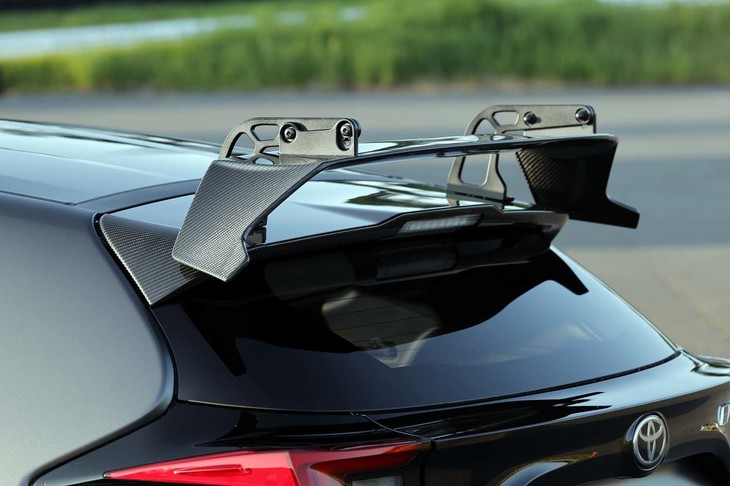 「GRMNヤリス“サーキットパッケージ”」のルーフ後端に備わる専用リアスポイラー。ボンネットやルーフと同様、綾織CFRPでできている。