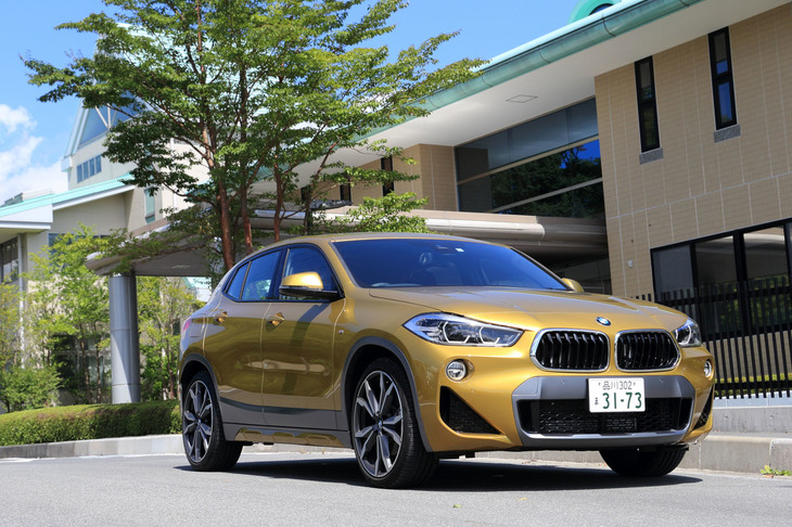 テスト車のグレードは「xDrive20i MスポーツX」。MスポーツXには、エクストリームスポーツにインスパイアされたというフローズングレーの外装パーツが装着されるほか、内装にもさまざまな専用装備が採用されている。