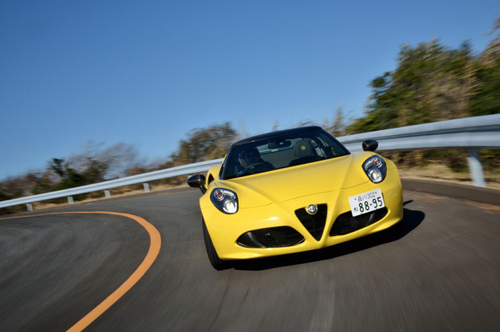 
	「4Cスパイダー」の全高は1190mm。アルファ・ロメオのコンパクトモデル「ミト」と比べて、275mm低い。
	