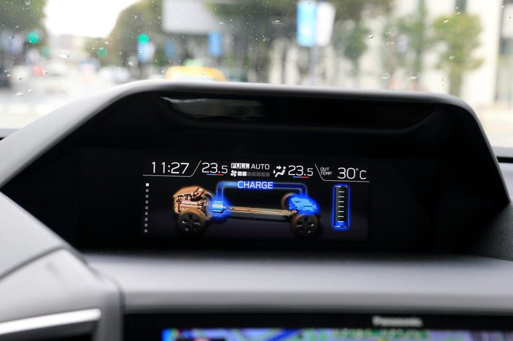 「アドバンス」では、ダッシュボード上段に備わるマルチファンクションディスプレイに、「e-BOXER」の作動状態を示す表示画面が追加されている。