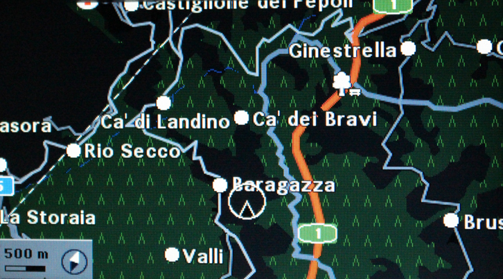 ボクのクルマの純正ナビは、いまだ2008年版DVDマップゆえ、旧道（オレンジ色の線）しか記録されていない。自車位置表示は、バイパスを知らぬまま森をさまよっていたのだった。とほほ。