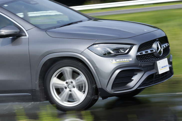 「メルセデス・ベンツGLA」を用いて、ワインディングロードを模したウエットハンドリング路を走行。このステージでは「プライマシー5」（写真）と、従来型となるSUV向けの「プライマシーSUV＋」との比較試走を行った。装着サイズはいずれも235/55R18。