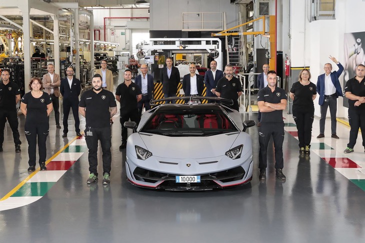 2020年9月10日、ランボルギーニのフラッグシップ「アヴェンタドール」の生産台数が1万台に達したことが告げられた。記念すべき1万台目となったのは、グレーの「アヴェンタドールSVJロードスター」だった。