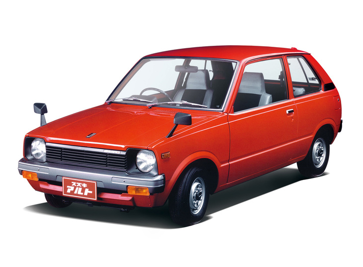 1979年「スズキ・アルト」。左側ドアの鍵穴まで省略したコストダウン設計と商用車登録としたことで価格を47万円に抑え、しかも自動車業界初の全国統一価格だった。エンジンは当初2ストロークの3気筒539ccで、後に4ストロークの543cc直3 SOHCが加えられた。