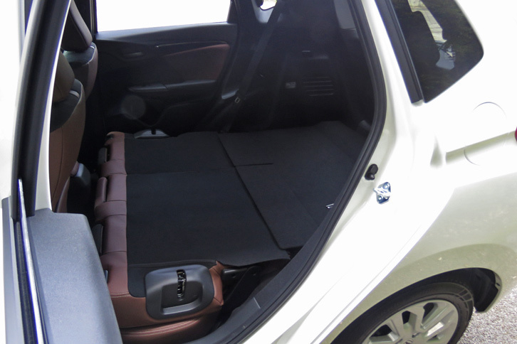 ホンダ・フィット ハイブリッドL Honda SENSING（リアシート）