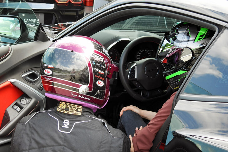 走行の合間には、走りを見ていたプロのドライバーが各参加者にアドバイス。ドライビングスキルを磨くうえで、非常に有意義な機会となったことだろう。