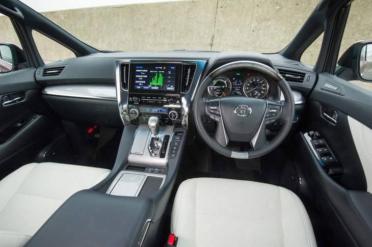 シルバーの木目調パーツを随所に使用したインストゥルメントパネル。木目の立体感を再現するため、3Dプリント技術を採用している。