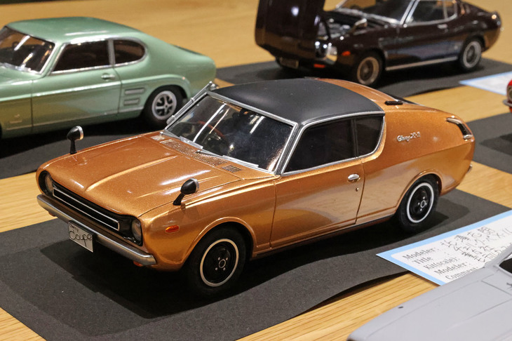 「昭和の名車」シリーズの「日産チェリー クーペ」。キットは最強グレードの「X-1 R」だが、オーバーフェンダーを切り落とすなどしてラグジュアリーな「X-1 L」仕様にしている。北澤さんによれば「キットにはX-1 Rにはないリアガーニッシュやレザートップのパーティングラインがモールドされているので、本来はX-1 Lをキット化したものをオバフェンの街道レーサーに改変したあと、X-1 R名義にしたのだろう……」とのこと。つまり手を加えて本来の姿に戻したわけだ。