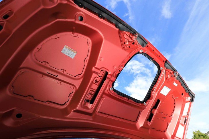 ボンネットを開けて下から見たところ。充電ソケットの場所に大穴が開いている。