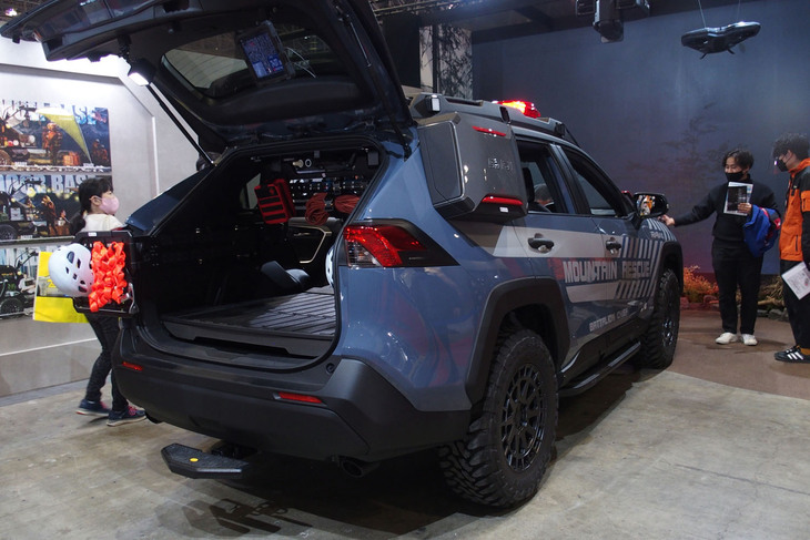 「RAV4“5D ADVENTURE 2022”」は、LiDARやカメラ、照明などの救助活動で必要な各種機能を装備した脱着可能なキューブユニットを搭載している。