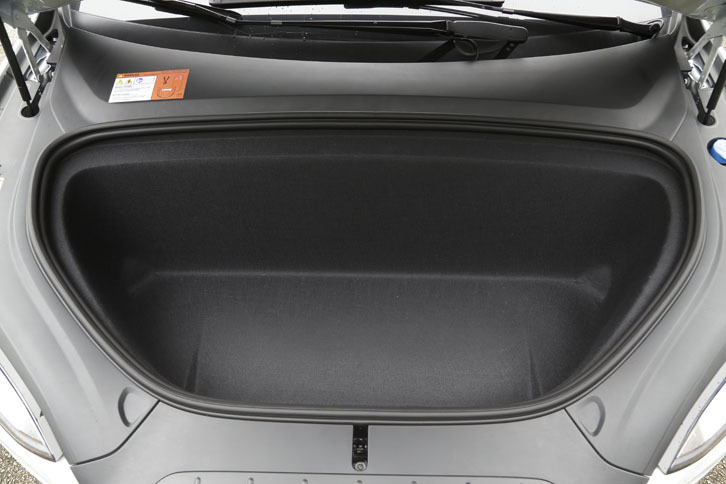 ボンネット下にはトランクが隠れている。容量は187リッター。