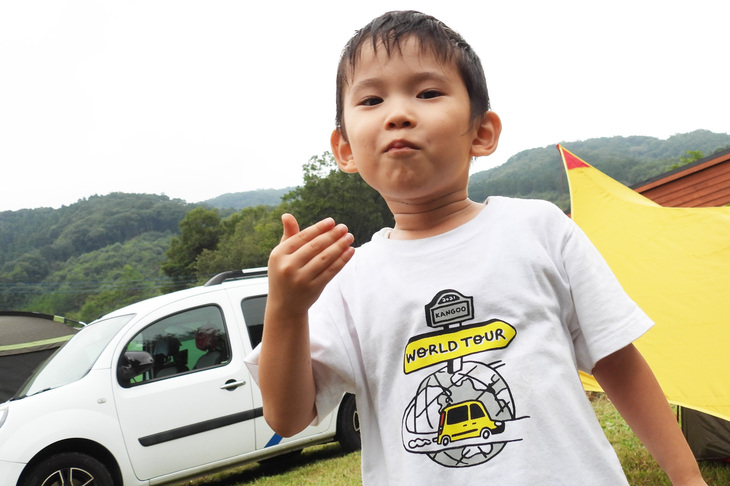 勇ましくブドウをほおばる鳥之海さんのご子息。よく見たら、白いTシャツも「ルノー・カングー」仕様だった。
