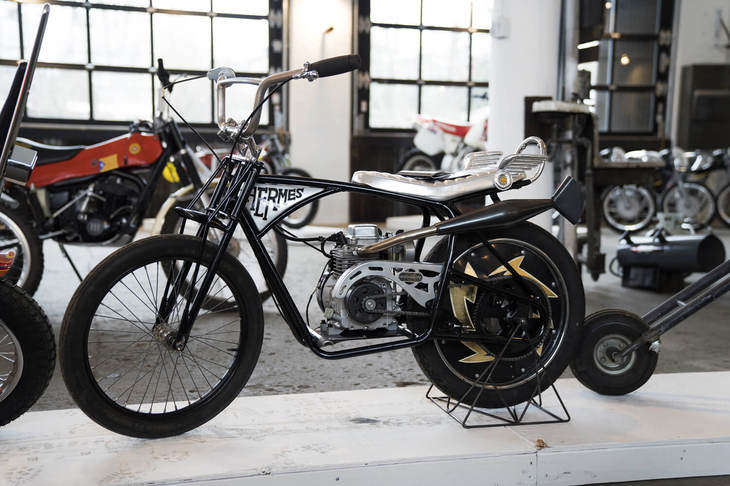 発電機用エンジンを使用したコンパクトなファンバイクをベースにしたカスタムマシンも多数出展されていた。この車両はビンテージBMXをモチーフにした、オリジナルフレームを採用している。