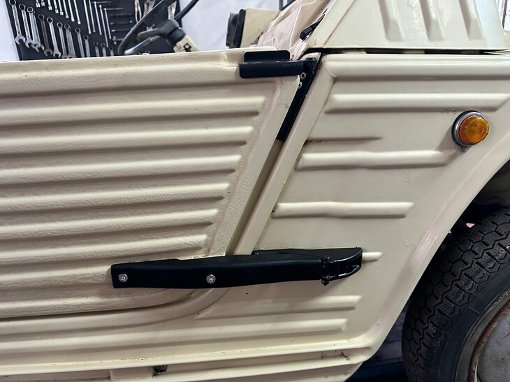 レストアにあたり、新たに調達したドアヒンジ。