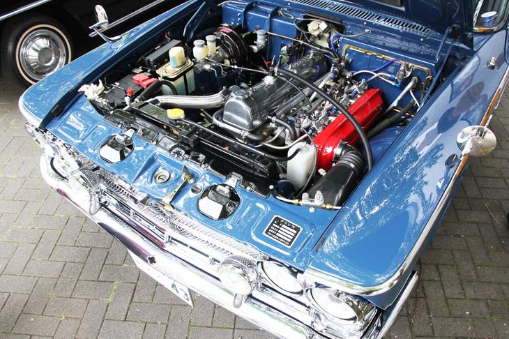 その「プリンス・グロリア6ワゴン」が、ボンネットを開けて展示されていた。メルセデスを範としたと思われる、国産初となるSOHC 6気筒を採用した2リッターのG7エンジンがピカピカに磨き上げられているので、それを見せているのかと……。だが、このG7にウエーバーのツインチョークキャブレターを3連装した、型式名S54Bこと「スカイライン2000GT-B」用の真っ赤なエアクリーナーケースが装着されているのを見て、エンジンをS54B用に換装、あるいはキャブレターまわりをそっくりS54B用と入れ替えているのかと思った。